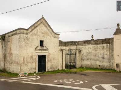 Adiacente alla recinzione della masseria balza subio all�occhio la piccola chiesa intitolata alla �Madonna della Vela�, edificata a fine 800 dai primi proprietari della struttura, i Di Venere